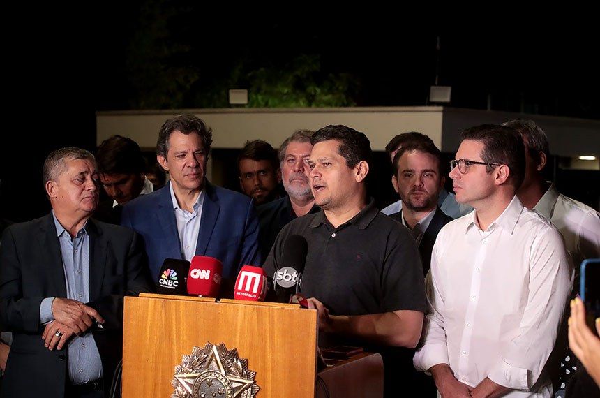 Em reunião “histórica” com Câmara e Senado, governo decide substituir decreto que aumentou IOF