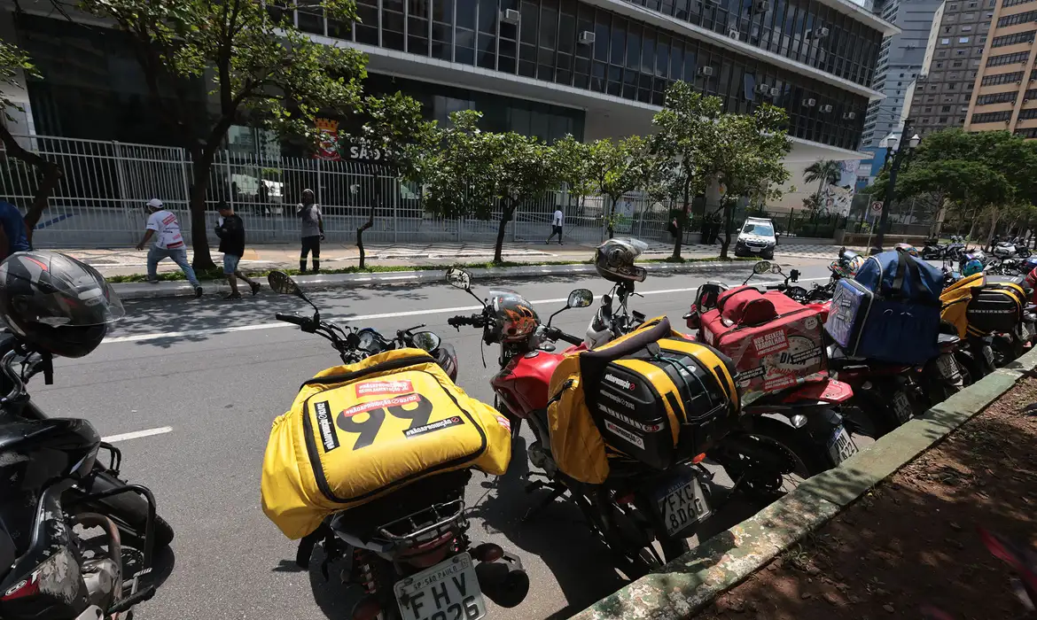 Foto: (Paulo Pinto/Agência Brasil)
Governo estuda abertura de crédito para entregadores de apps