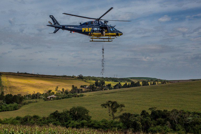 Foto: (Leandro Taques/Divulgação/PRF)
Helicóptero da PRF lança 10 toneladas de sementes para reflorestar Mata Atlântica no PR