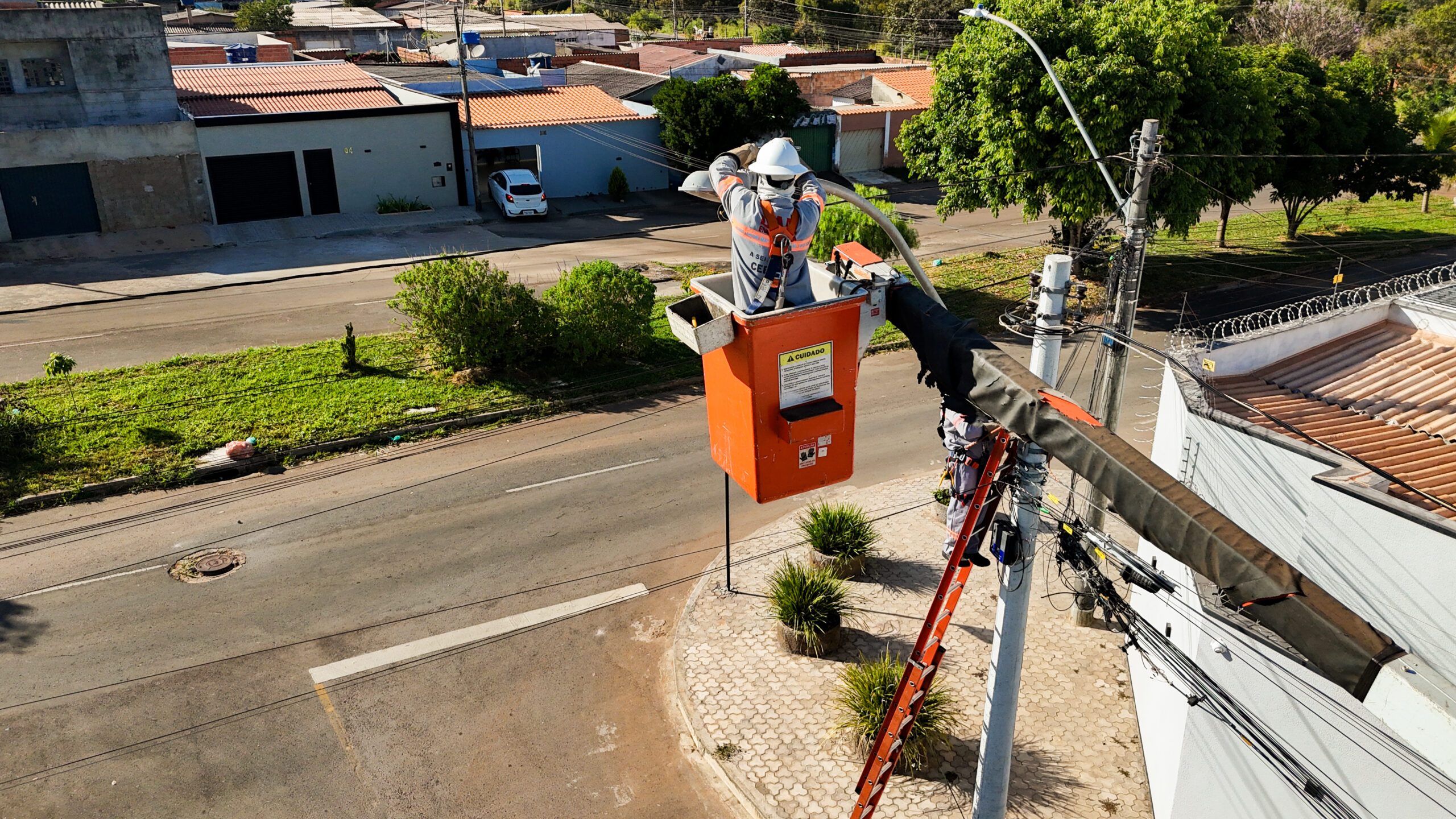 Serão quase 1,5 mil novas luminárias instaladas na região pelas equipes da companhia | Foto: Gilberto Alves/CEB IPes
Modernização da iluminação pública chega ao Residencial Buritis IV, em Planaltina