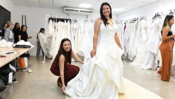 noivos-experimentam-trajes-par