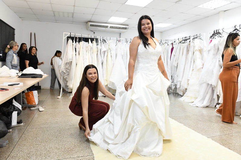 Pedrina Cristina da Silva não esconde a ansiedade: "Já me sinto casando" | Fotos: Jhonatan Vieira/Sejus
Noivos experimentam trajes para a segunda edição do Casamento Comunitário 2025
