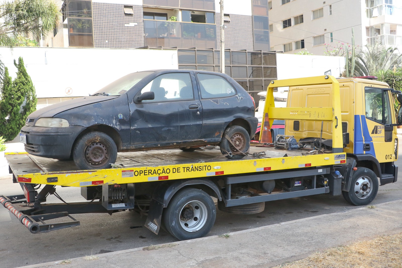 Denúncias sobre carros abandonados podem ser feitas por telefone, e-mail ou pelos conselhos comunitários de segurança (Consegs) | Foto: Matheus H. Souza/Agência Brasília
Operação DF Livre de Carcaças já retirou mais de 5 mil veículos abandonados das ruas da capital