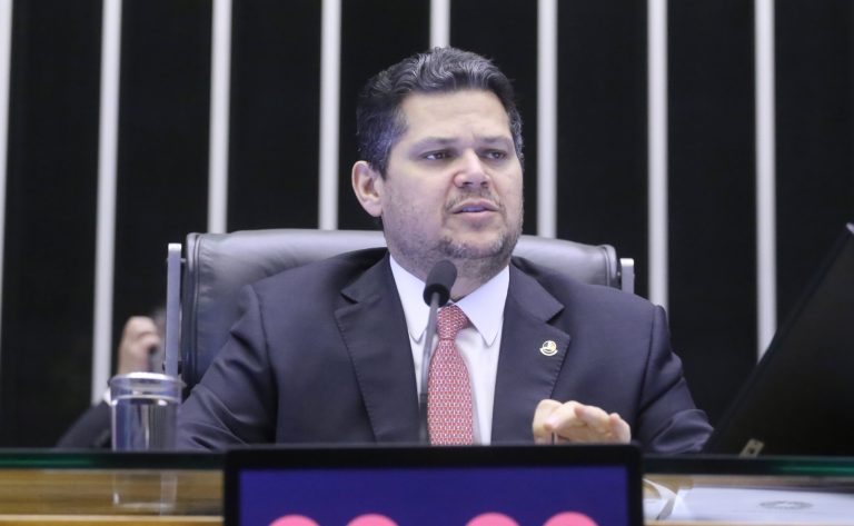 Foto: (Kayo Magalhães/Câmara dos Deputados) Pedido de CPI mista sobre descontos indevidos no INSS é lido em sessão do Congresso