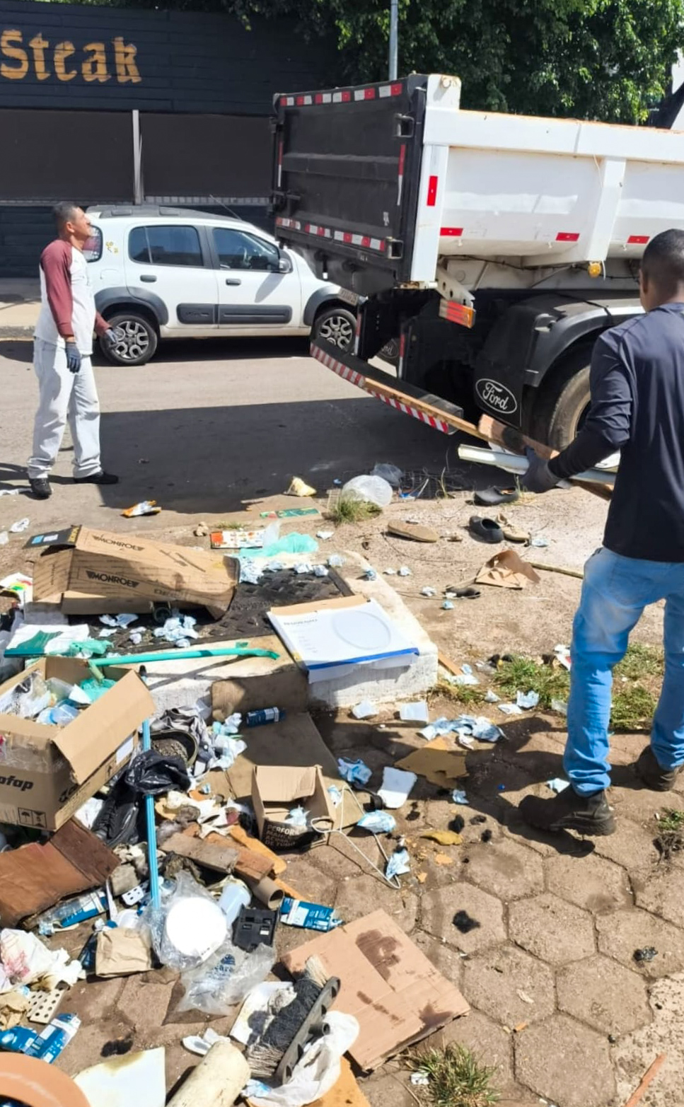 LImpeza teve como um dos focos principais ajudar a combater possíveis focos de dengue | Foto: GDF Presente
Plano Piloto, Varjão e Itapoã recebem ações de limpeza e manutenção