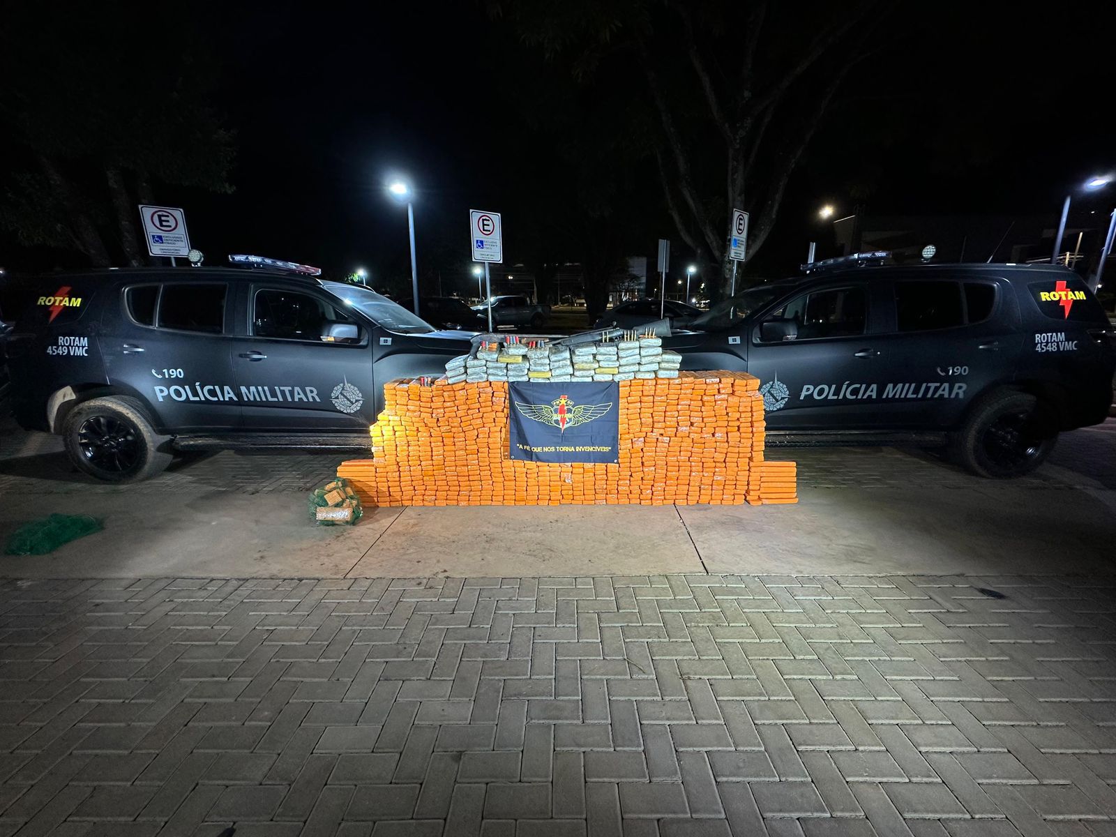 Mais de 500 kg de maconha prensada foram apreendidos pela Polícia Militar no Sol Nascente | Foto: Divulgação/PMDF
PMDF apreende mais de meia tonelada de maconha e armamento pesado no Sol Nascente