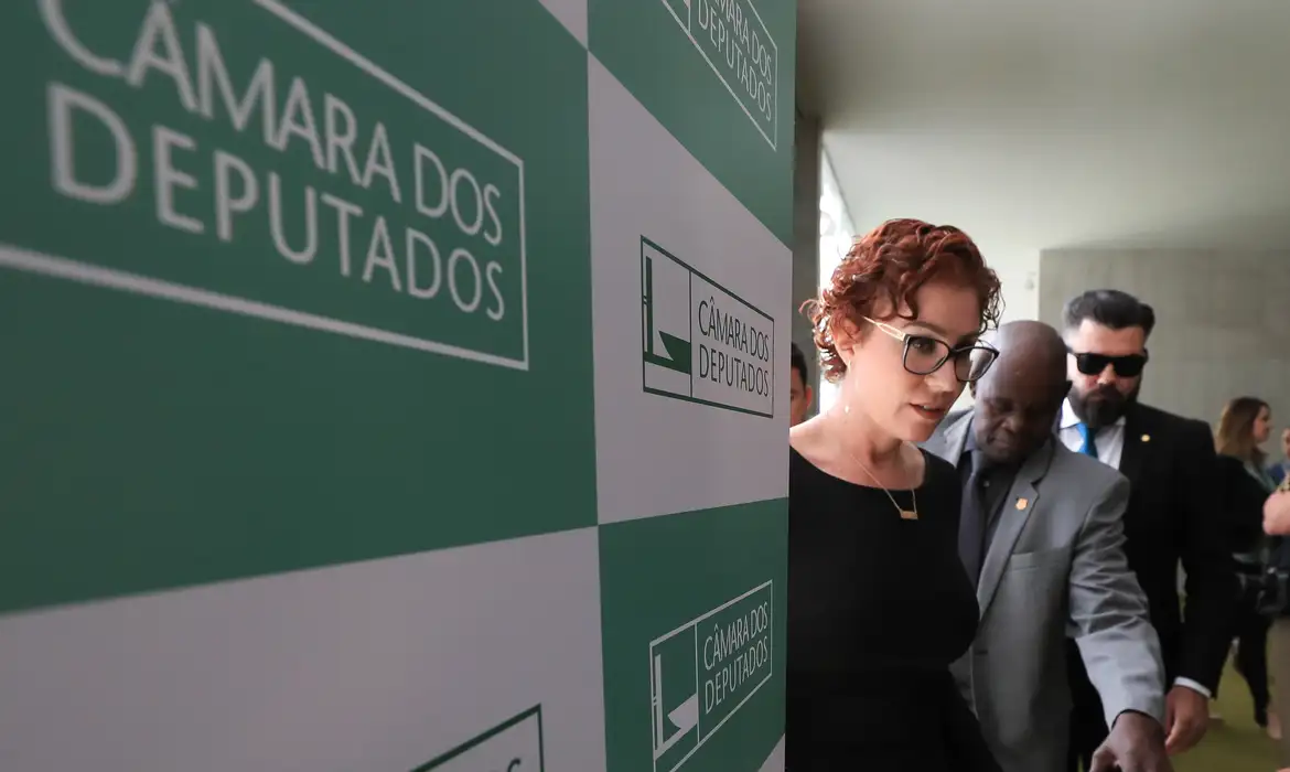 STF julga recurso de Carla Zambelli para anular condenação