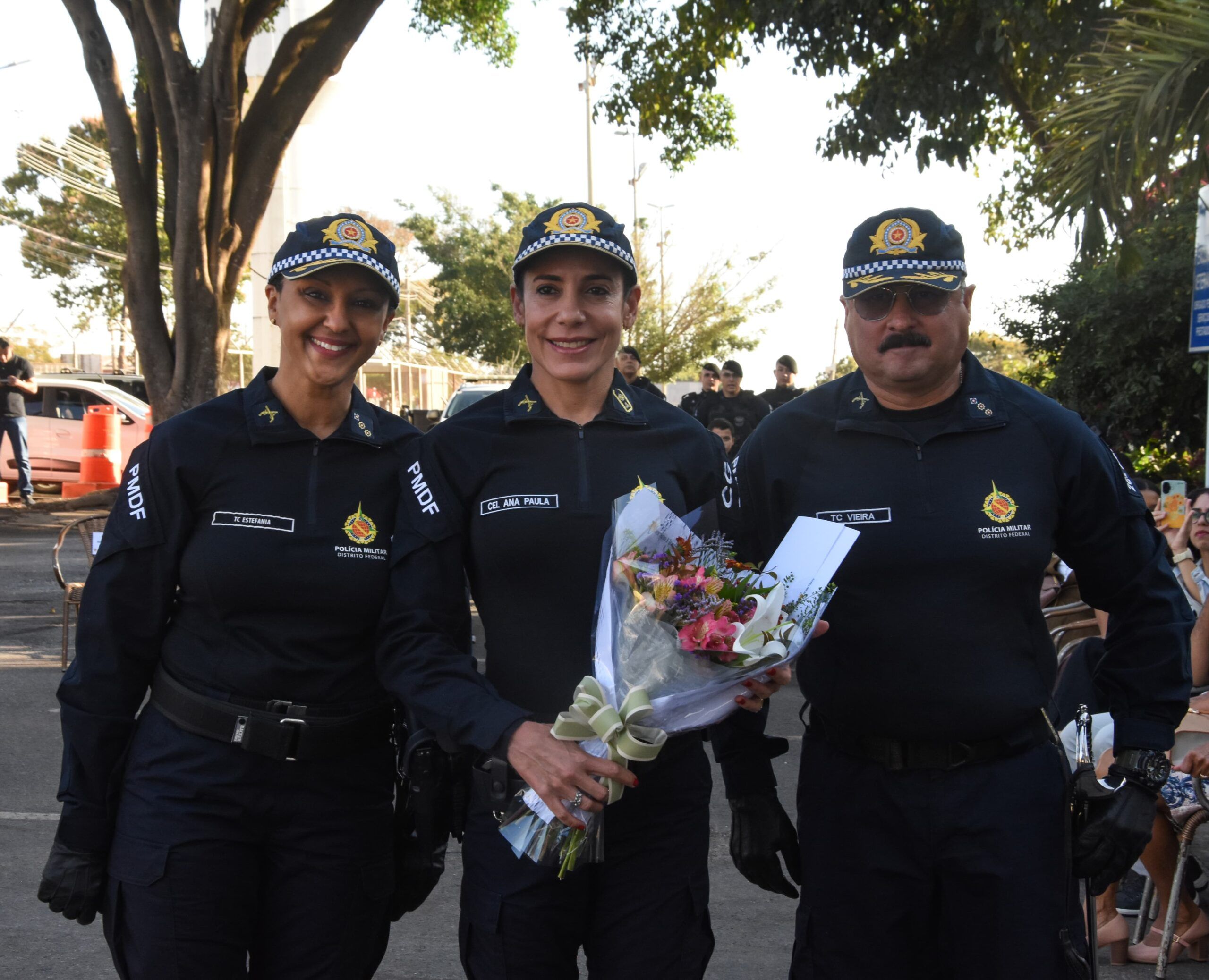 A coronel Ana Paula Habka, comandante-geral da PMDF, entre a nova titular do 26º BPM, tenente-coronel Estefania Cavalcante, e tenente-coronel Alexandro Vieira, que passou o comando | Foto: Divulgação/PMDF
Em Santa Maria, 26º BPM da PMDF realiza cerimônia de passagem de comando