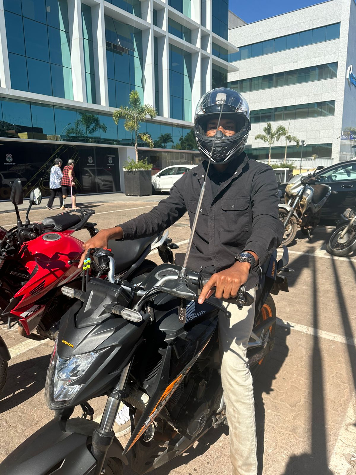 Motociclistas de aplicativo recebem antena corta-pipas em ação educativa