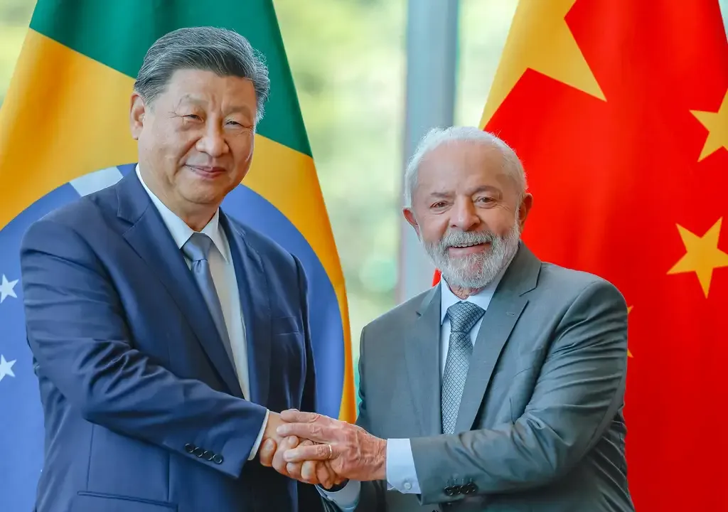 Foto: (Ricardo Stuckert/PR)
Lula liga para Xi Jinping e propõe ampliar comércio Brasil–China