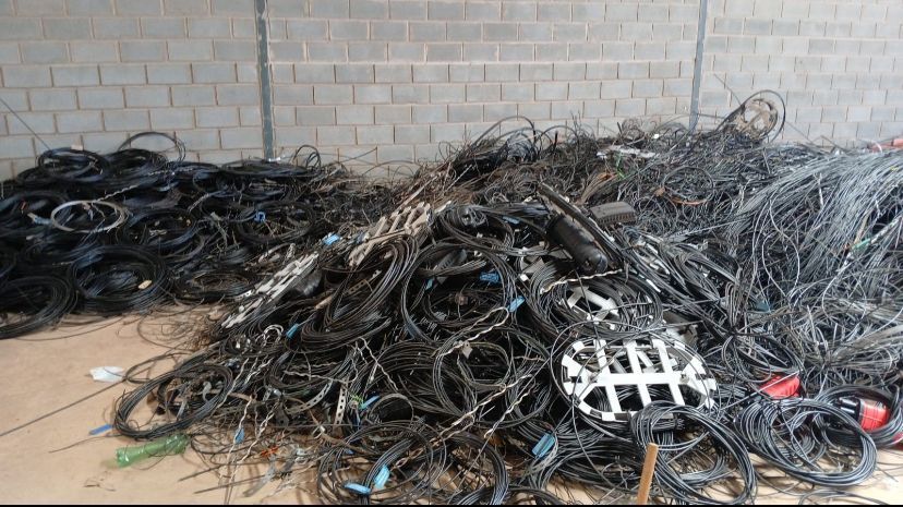 Ação da distribudora incluiu, além da retirada dos cabos irregulares, notificações às empresas identificadas | Foto: Divulgação/Neoenergia
Mais de 1 tonelada de cabos clandestinos é retirada no DF