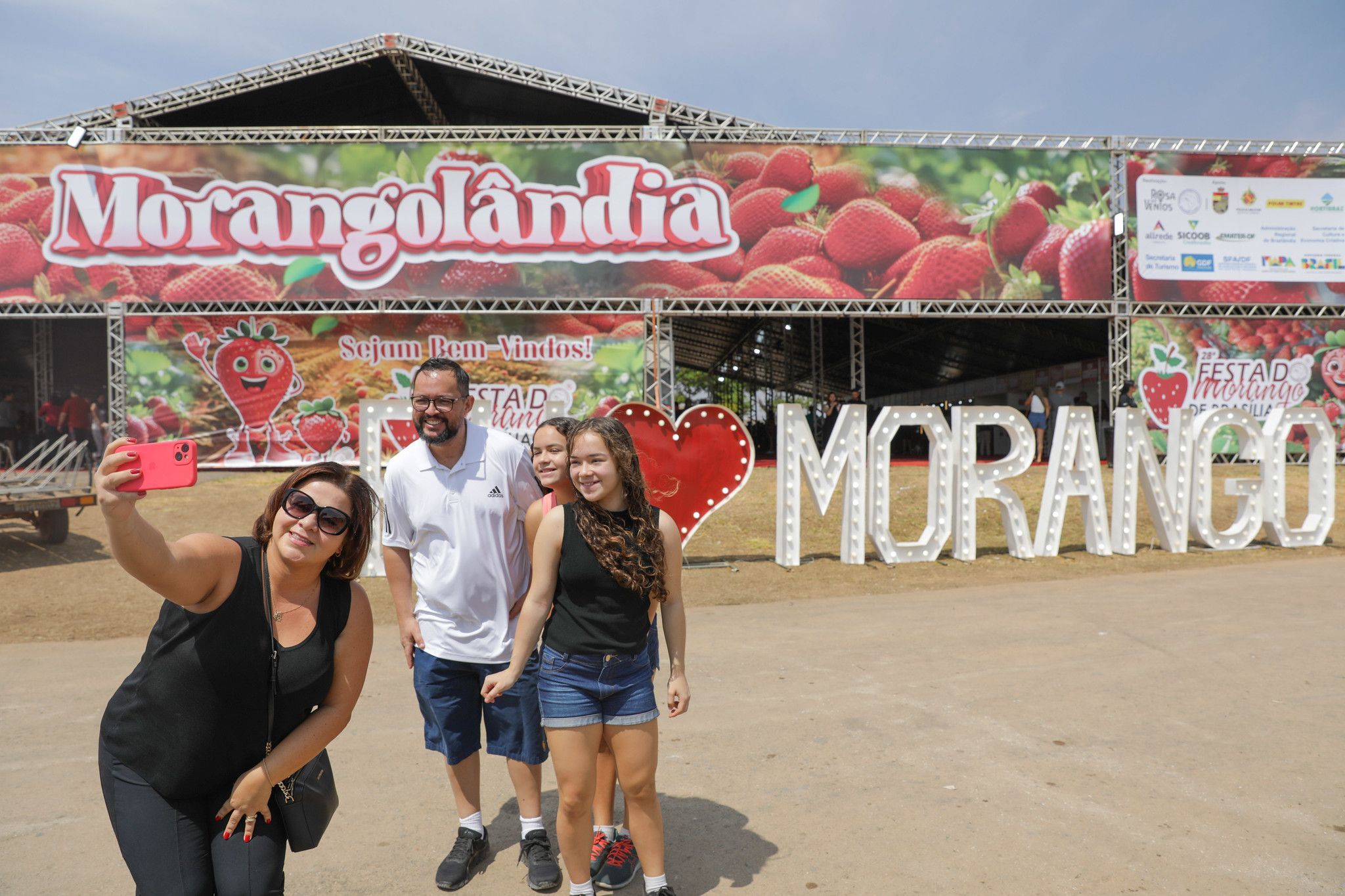 A 29ª edição da Festa do Morango atraiu cerca de 500 mil pessoas para Brazlândia | Foto: Geovana Albuquerque/Agência Brasília
29ª edição da Festa do Morango reúne mais de 500 mil pessoas e movimenta R$ 55 milhões