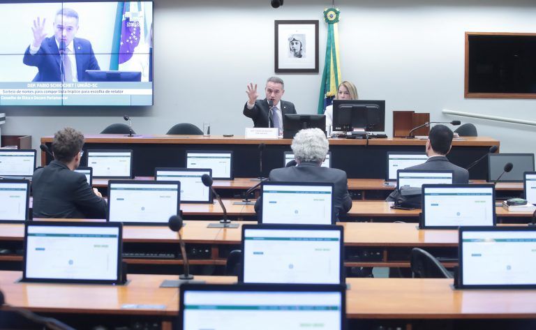 tres-processos-abertos-pelo-pl