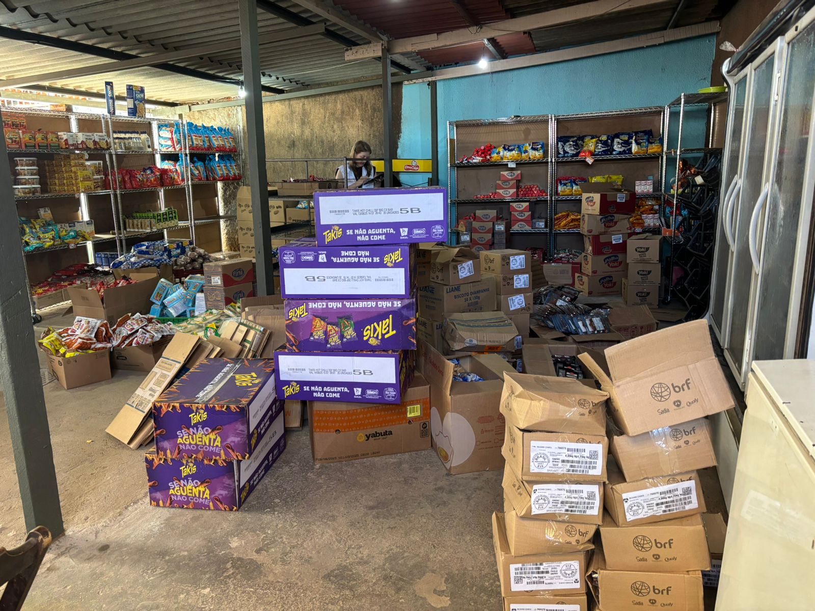 Vigilância Sanitária apreende três toneladas de mercadorias vencidas no Recanto das Emas