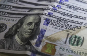 dolar-cai-ao-menor-nivel-em-tr