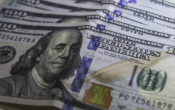 dolar-cai-ao-menor-nivel-em-tr
