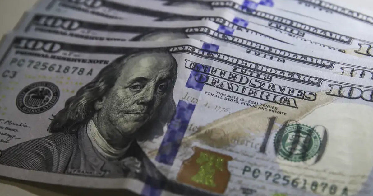 dolar-cai-ao-menor-nivel-em-tr