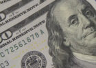 dolar-sobe-e-fecha-perto-de-r-