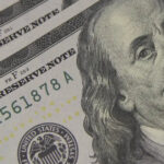 dolar-sobe-e-fecha-perto-de-r-