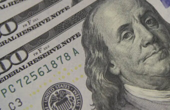 dolar-sobe-e-fecha-perto-de-r-