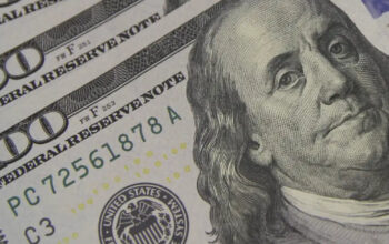 dolar-sobe-e-fecha-perto-de-r-