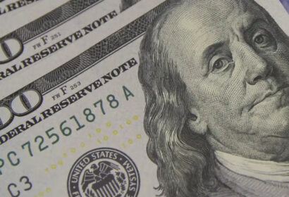 dolar-sobe-e-fecha-perto-de-r-