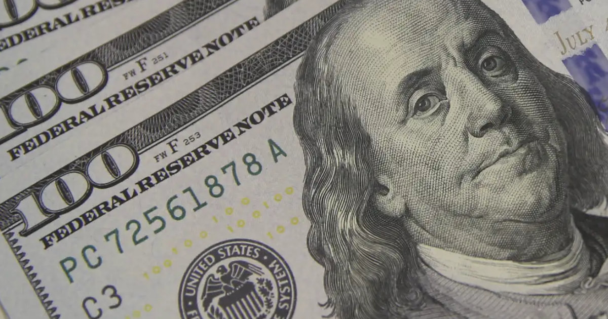 dolar-sobe-e-fecha-perto-de-r-