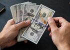 Dólar cai 1,58% na semana e fecha abaixo de R$ 5 antes das eleições