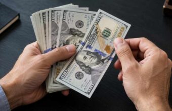 Dólar cai 1,58% na semana e fecha abaixo de R$ 5 antes das eleições