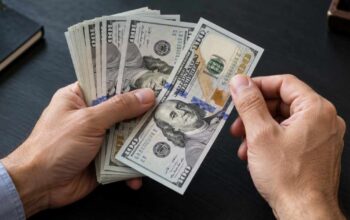 Dólar cai 1,58% na semana e fecha abaixo de R$ 5 antes das eleições