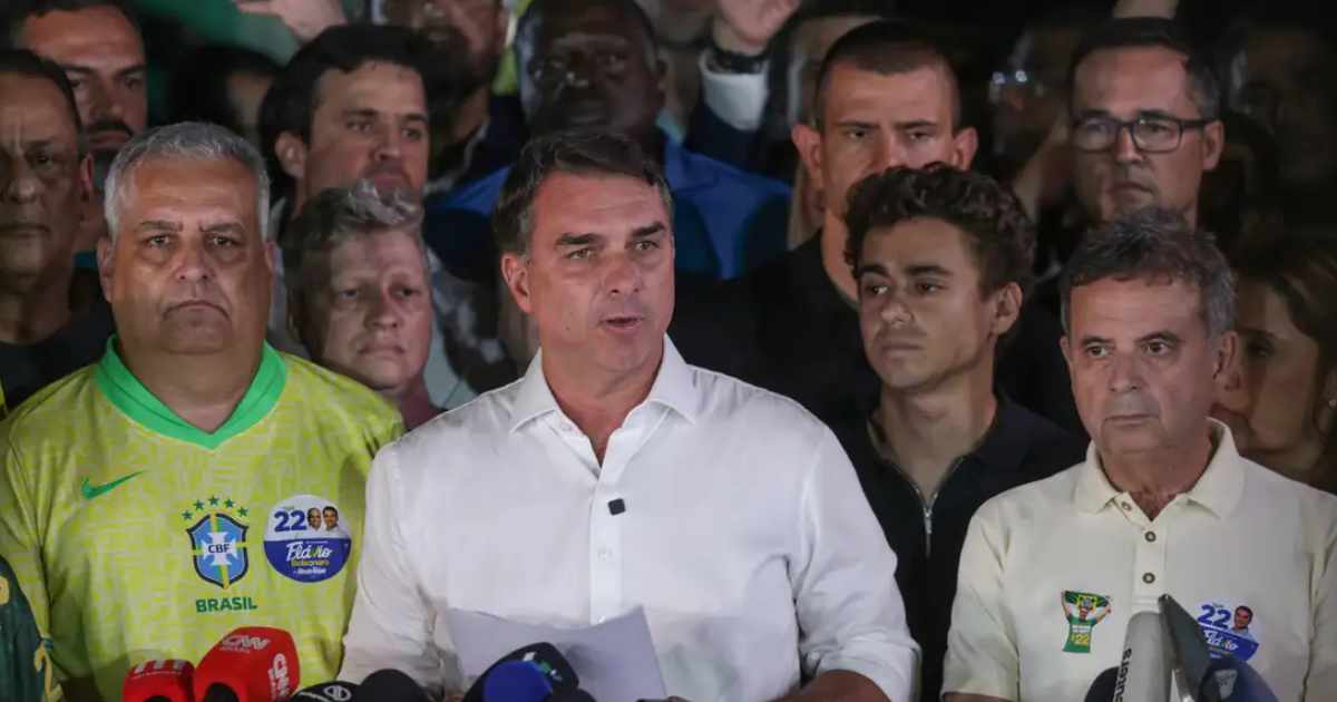 Flávio Bolsonaro não reconhece vitória de Lula e anuncia ação para anular eleição