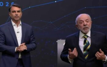 Lula e Flávio Bolsonaro assinam acordo para abertura de sigilos