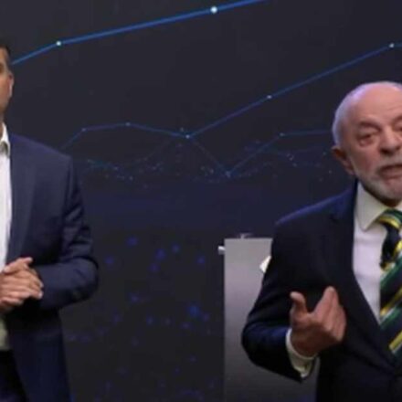 Lula e Flávio Bolsonaro assinam acordo para abertura de sigilos